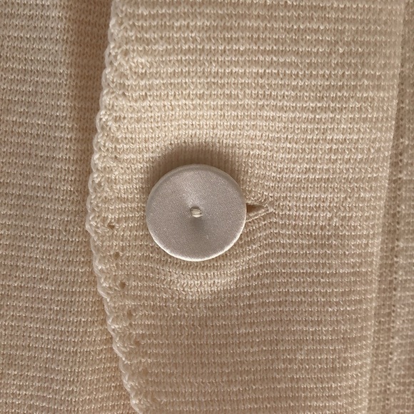 Cream merino wool jacket/cardigan.Ribbed back and sleeves contrast with the knit - Picture 5 of 10